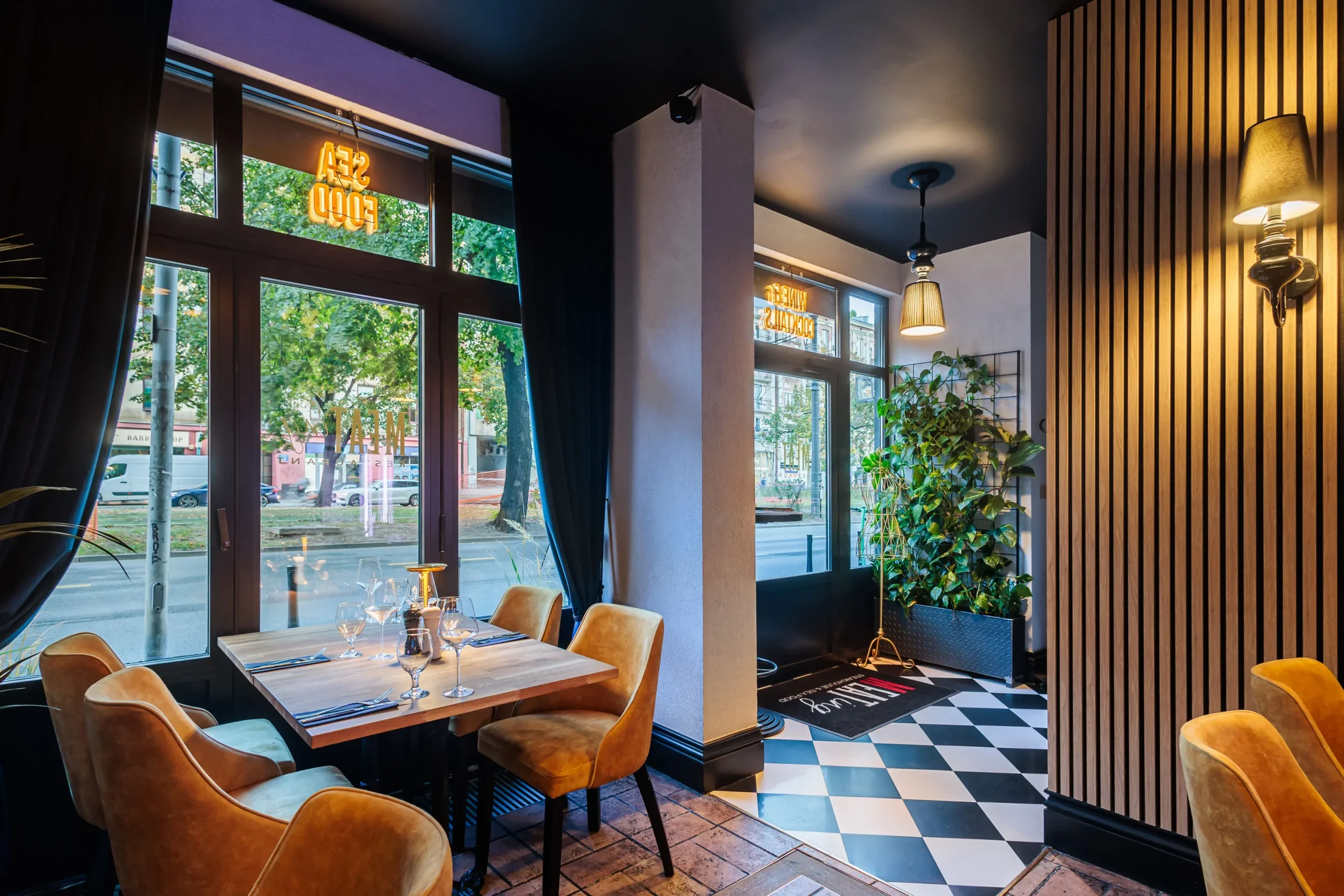 Ciepłe wnętrze restauracji z drewnianymi stołami