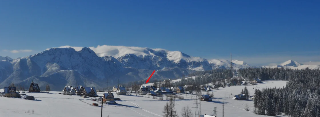 Zimowy widok na górskie zabudowania