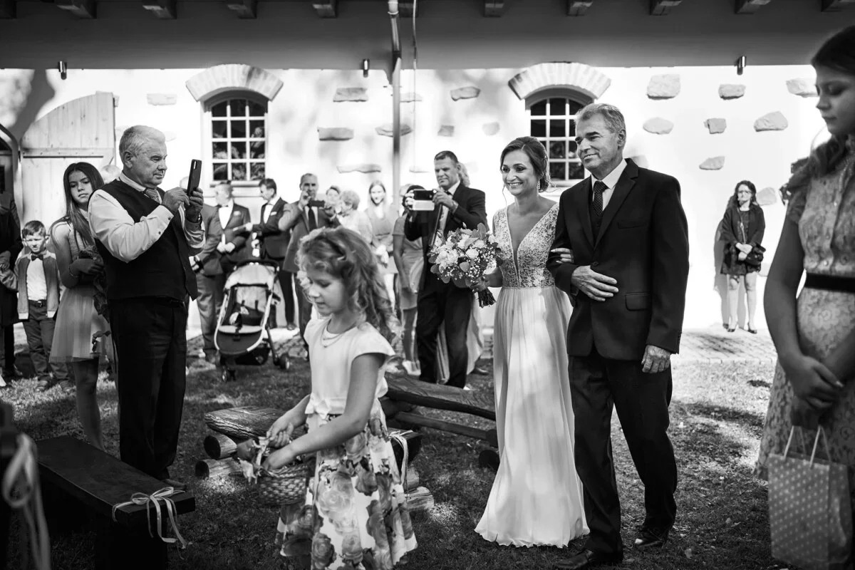 Fotograf ślubny fotografujący parę podczas romantycznej ceremonii