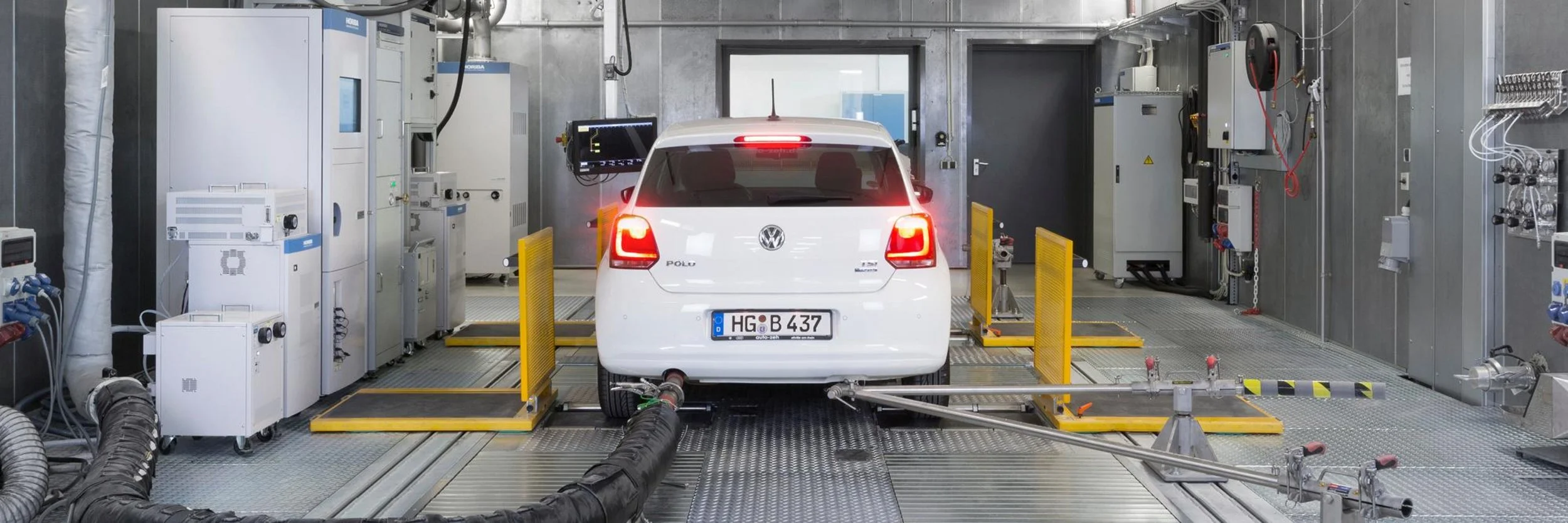 Technik mierzący emisję spalin pojazdu przy drodze