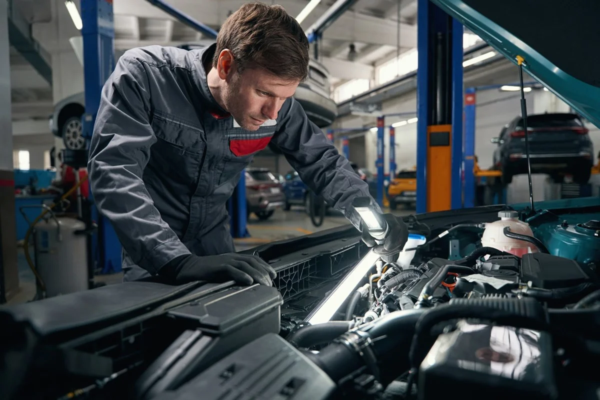 Mechanik kontrolujący turbosprężarkę