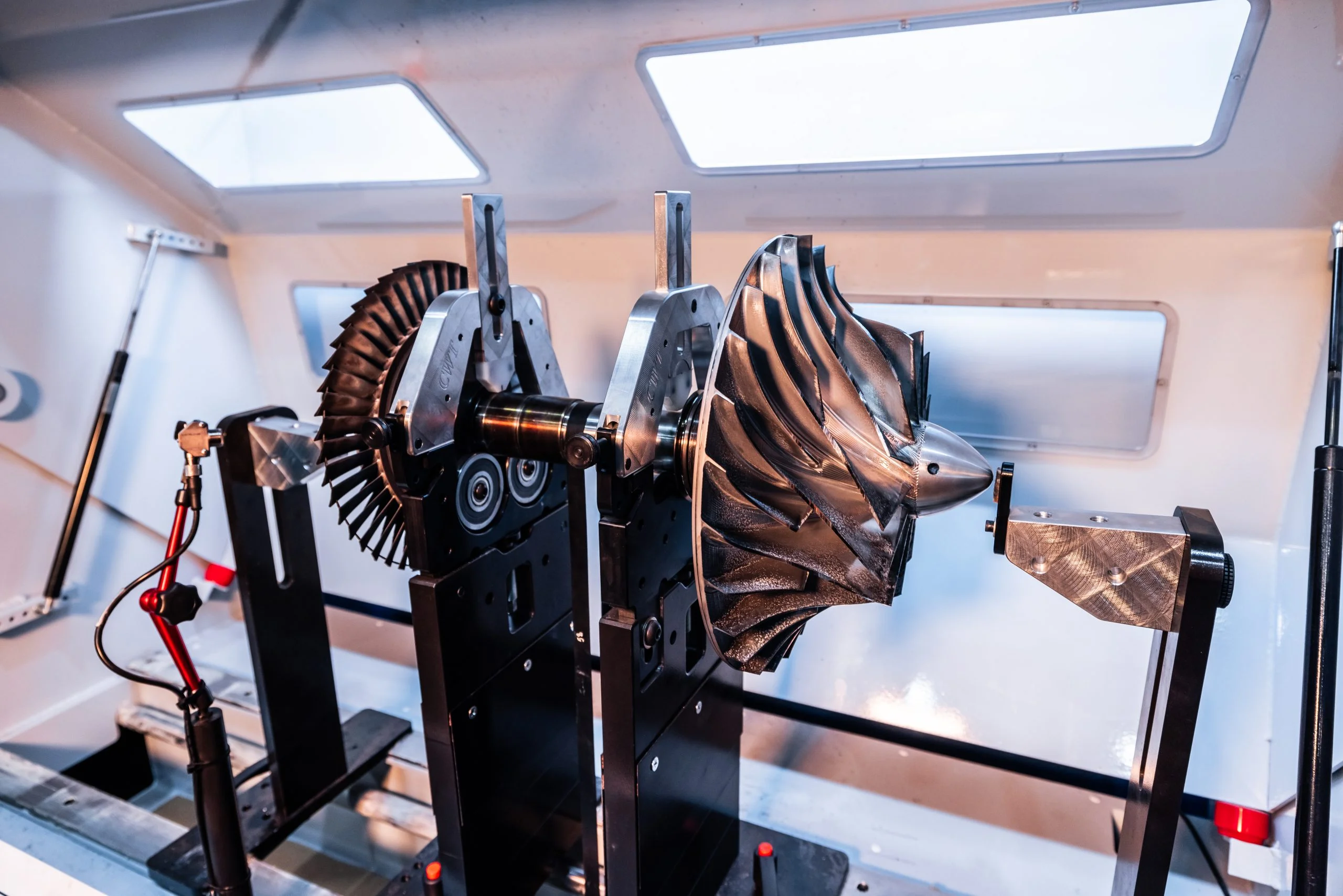 Mechanik naprawiający rozłożoną turbosprężarkę