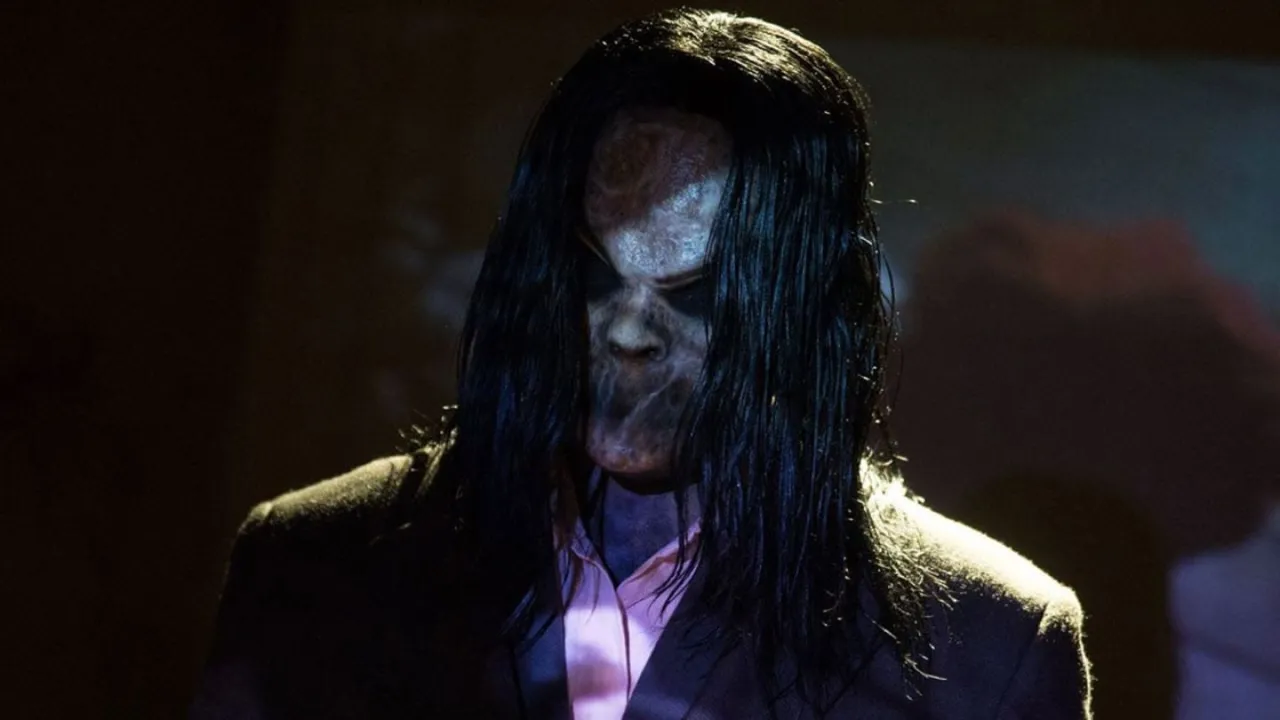 Figura aterradora con cabello negro largo y rostro desfigurado, perfecta para películas de terror psicológico sin jumpscares ni sustos fáciles.