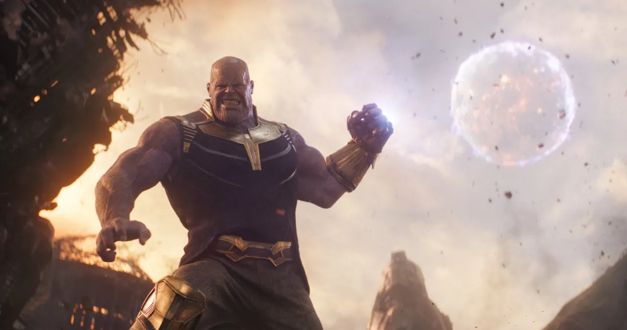 Thanos, con el Guantelete del Infinito, triunfa en un momento que recuerda a películas donde el villano gana y el héroe pierde al final.