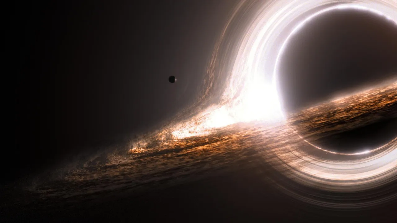 Un agujero negro con un disco de acreción brillante y un planeta cercano, como en películas de ciencia ficción sobre el espacio científicamente precisas.