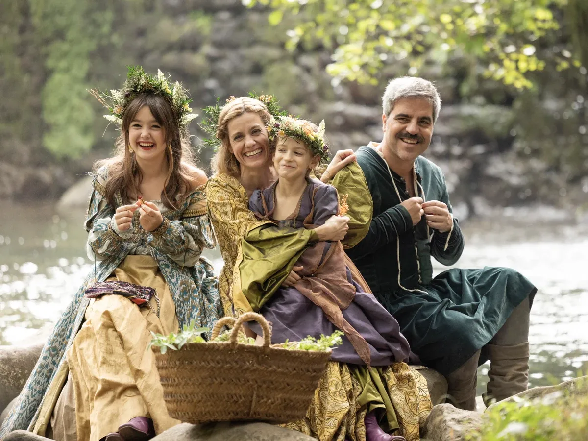 Familia sonriente con coronas de flores, vestida con trajes de época. Quizás esta escena explica por qué el cine español abusa de las comedias familiares.
