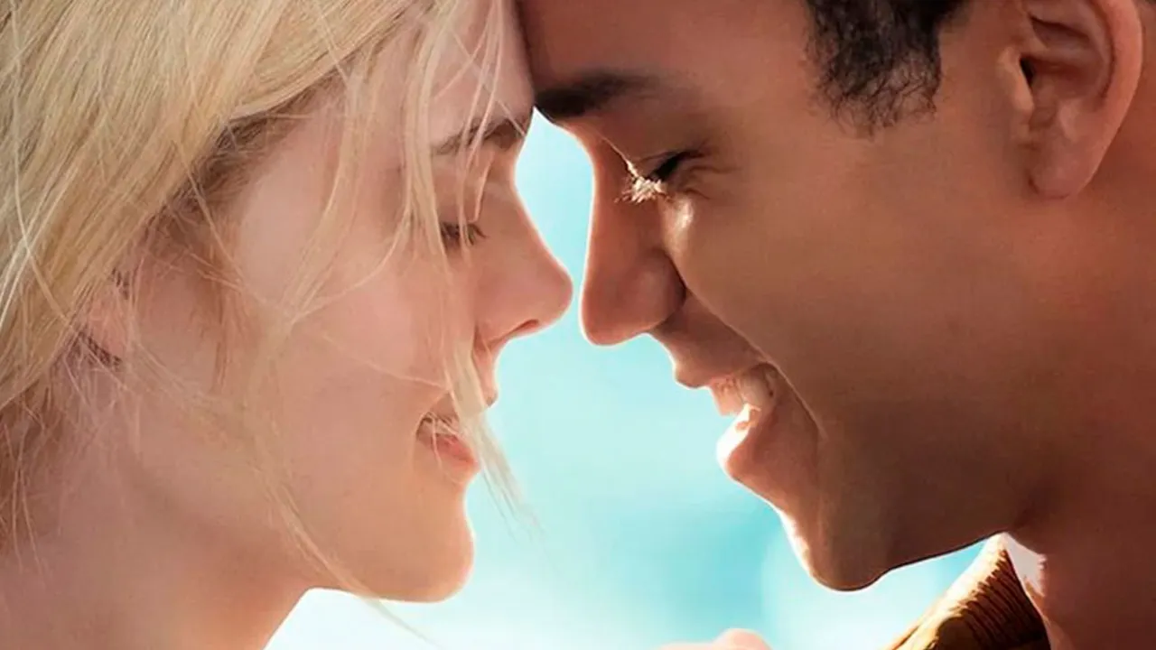 Pareja joven con frentes juntas, sonriendo. Ideal para películas para llorar a mares cuando estás triste.