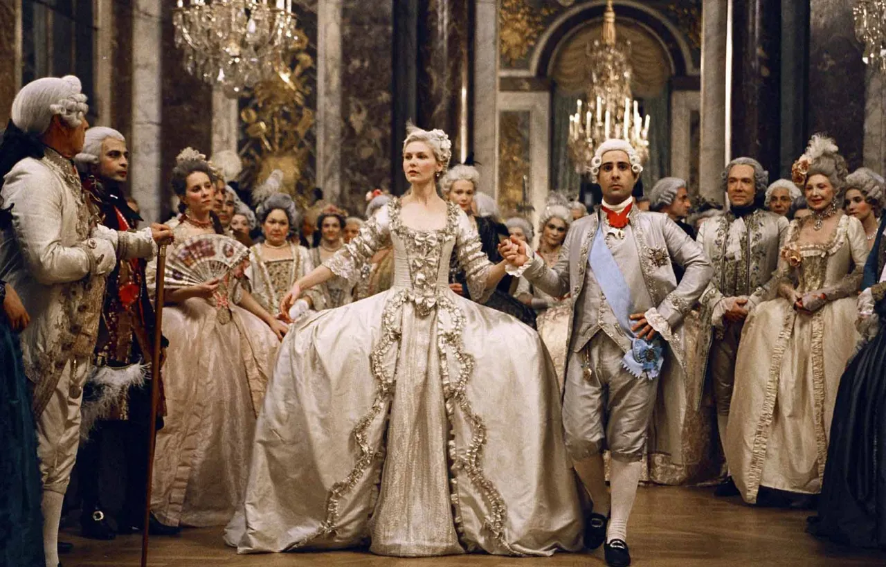 Una pareja baila en un salón de baile, luciendo vestuarios elaborados y pelucas empolvadas, como en películas de época con vestuario históricamente correcto.