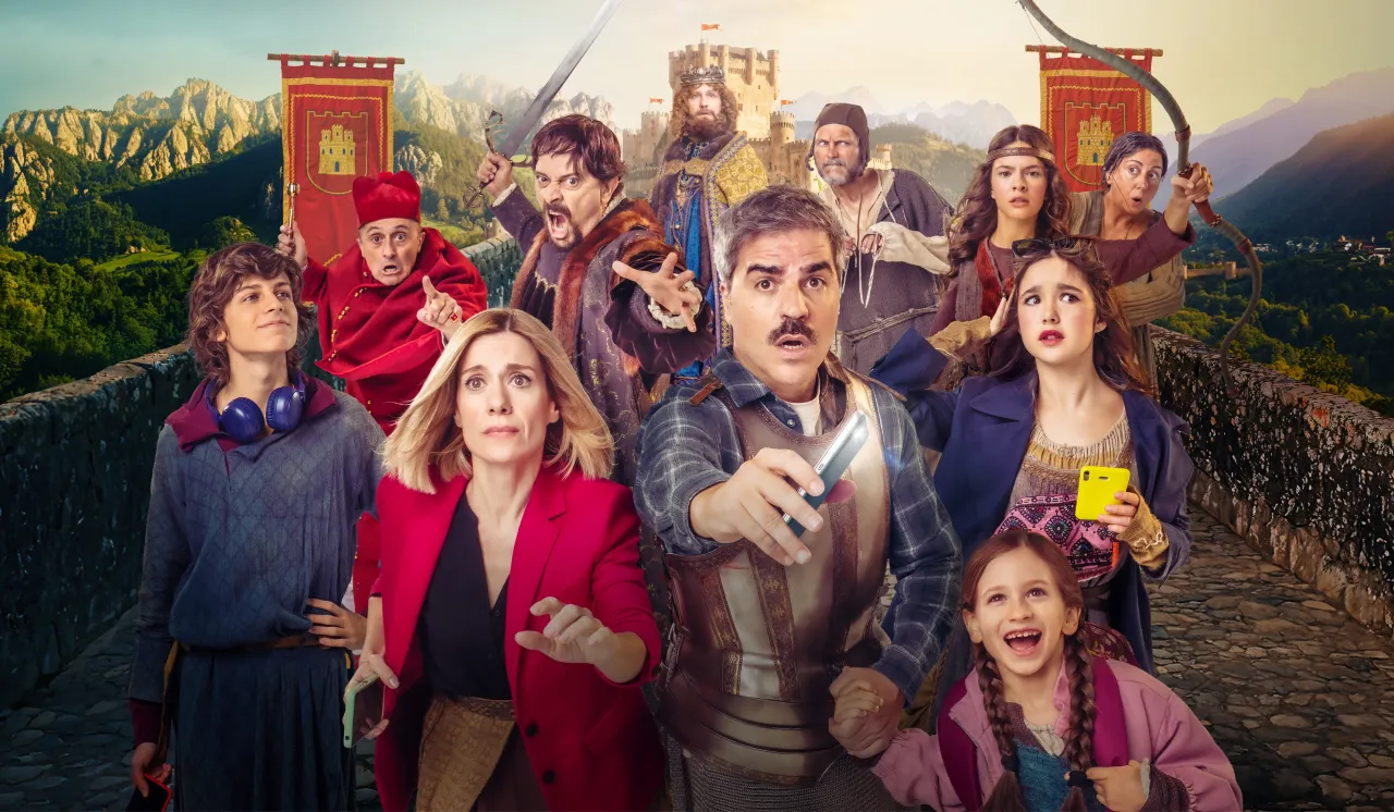 Un grupo de personas con vestimenta medieval y moderna, con expresiones de sorpresa, en un paisaje montañoso. Quizás así se explica por qué el cine español abusa de las comedias familiares.