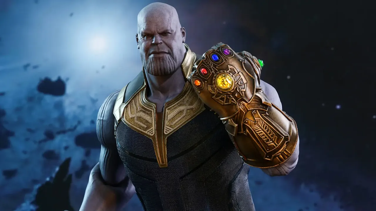 Thanos, con el Guantelete del Infinito, listo para ganar en películas donde el villano gana y el héroe pierde al final.