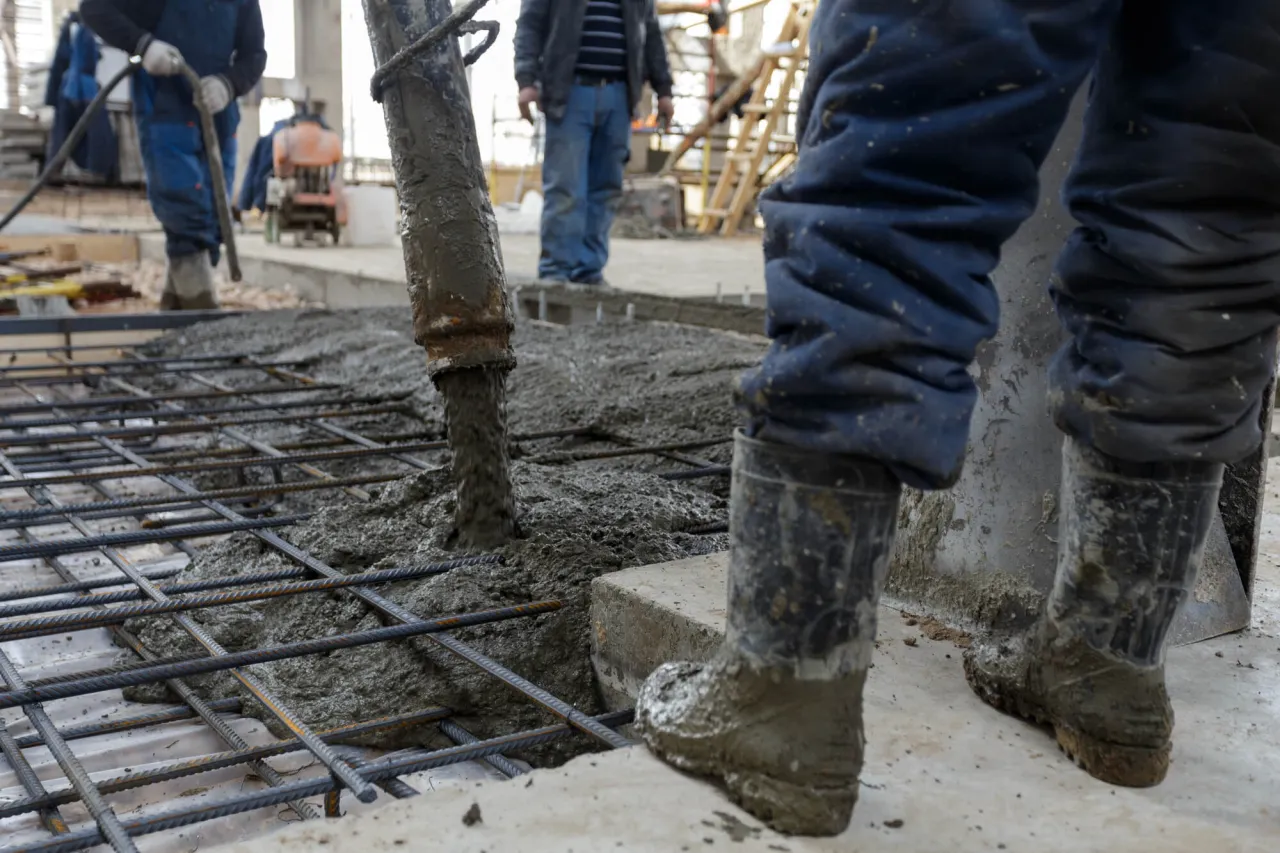 Cena betonu za m³: Jak obliczyć koszt z transportem i pompą?