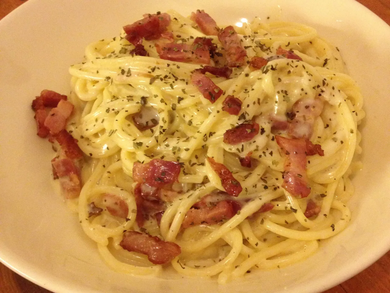 Spaghetti carbonara z boczkiem – łatwy przepis na włoskie danie