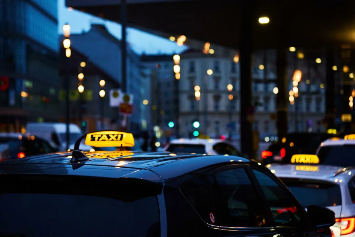 Jak zamówić taxi szybko i bezproblemowo w Polsce? Sprawdź metody