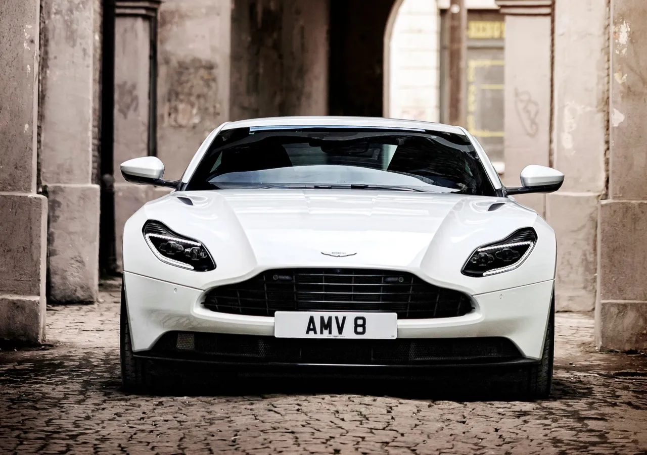 Aston Martin DB11 - Ceny, usterki i wybór silnika. V8 czy V12?