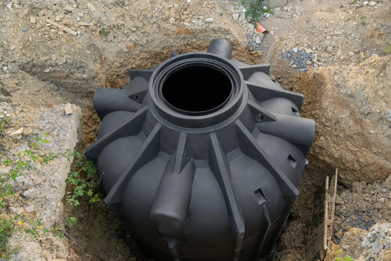 Ile kosztuje montaż szamba plastikowego? Sprawdź ceny i porady