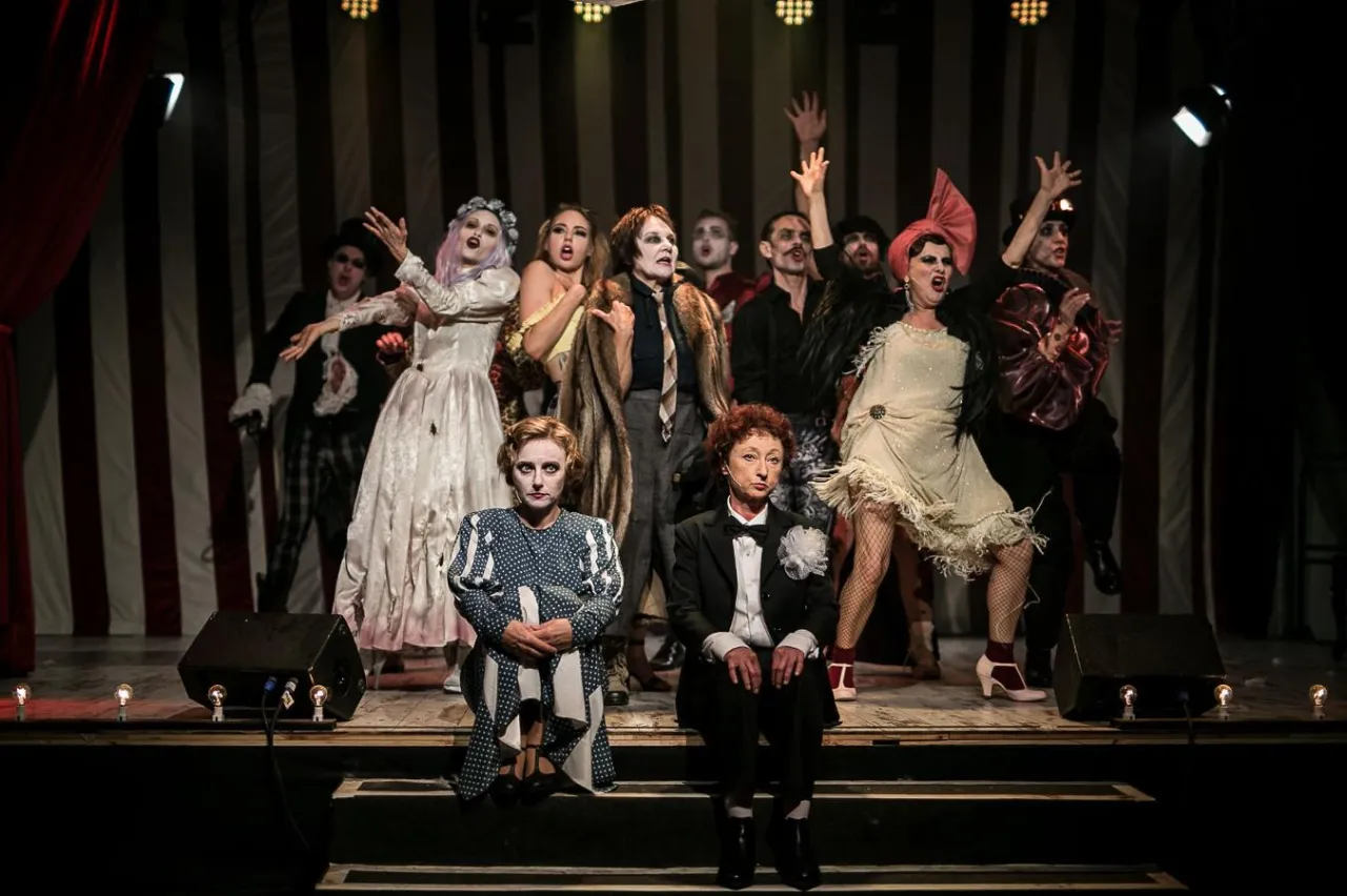 Warszawskie teatry w lipcu: repertuar, spektakle plenerowe i promocje