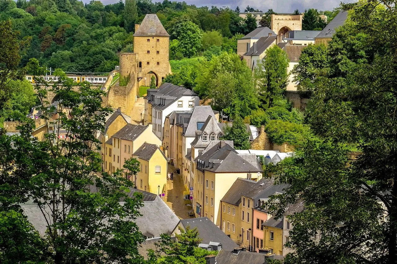 Luksemburg: Kraj graniczący z Francją, Niemcami i Belgią