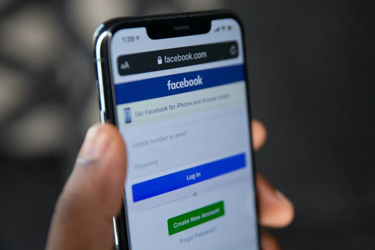 Straciłeś Facebooka? Odzyskaj konto bez maila i telefonu!
