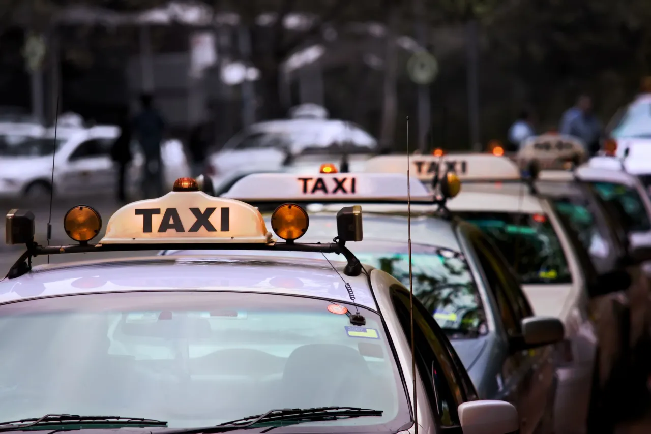 Znak taxi jak obowiazuje - poznaj zasady i uniknij mandatów