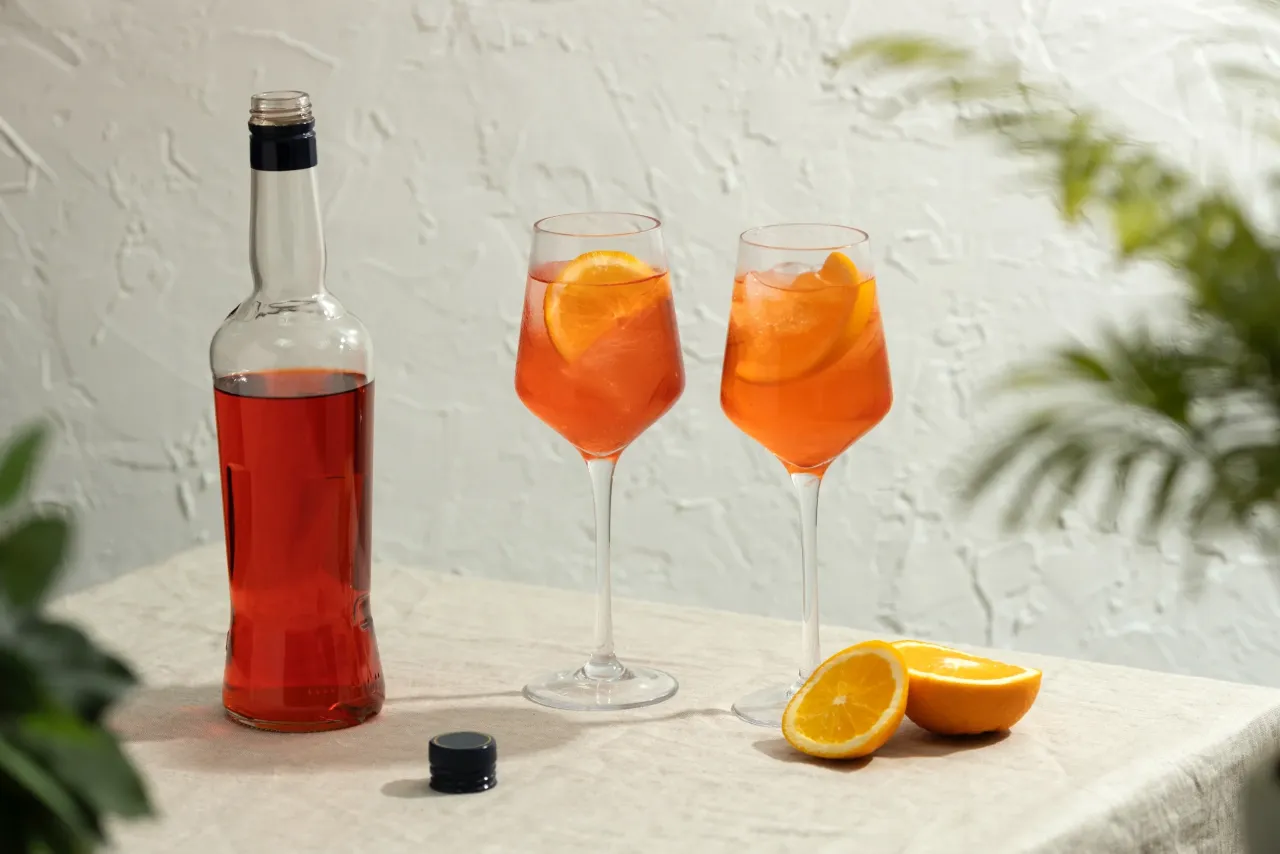 Jak zrobić Aperol Spritz? Prosty przepis i sekretne triki Jak zrobić Aperol Spritz? Prosty przepis i sekretne triki