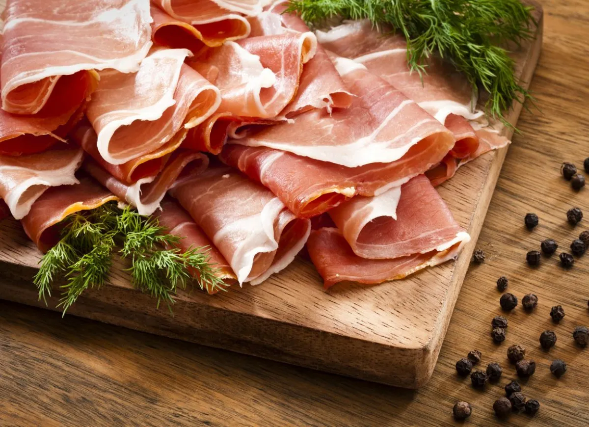 Szynka Cotto - Różnice od Crudo, zastosowania i zakup
