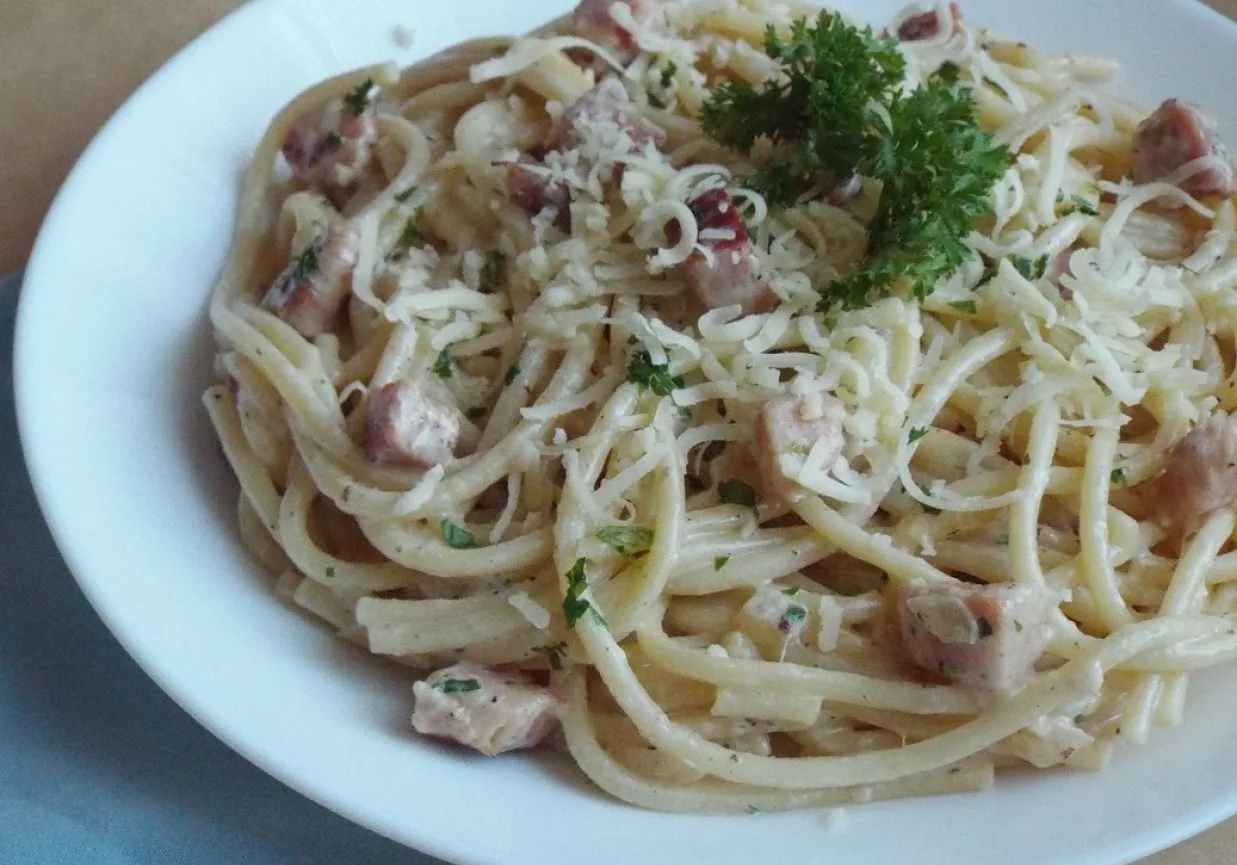 Spaghetti Carbonara - przepis ze śmietaną i rzymski oryginał Spaghetti Carbonara - przepis ze śmietaną i rzymski oryginał