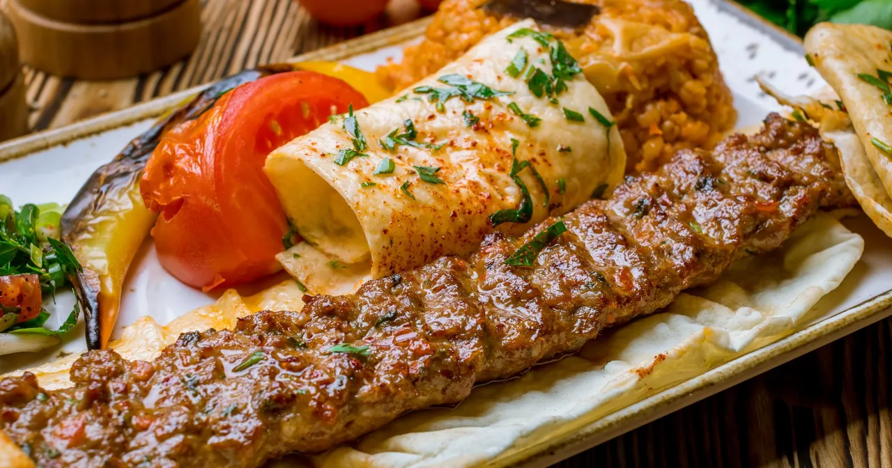 Ile kalorii ma kebab? Jedz świadomie - triki na lżejszą wersję