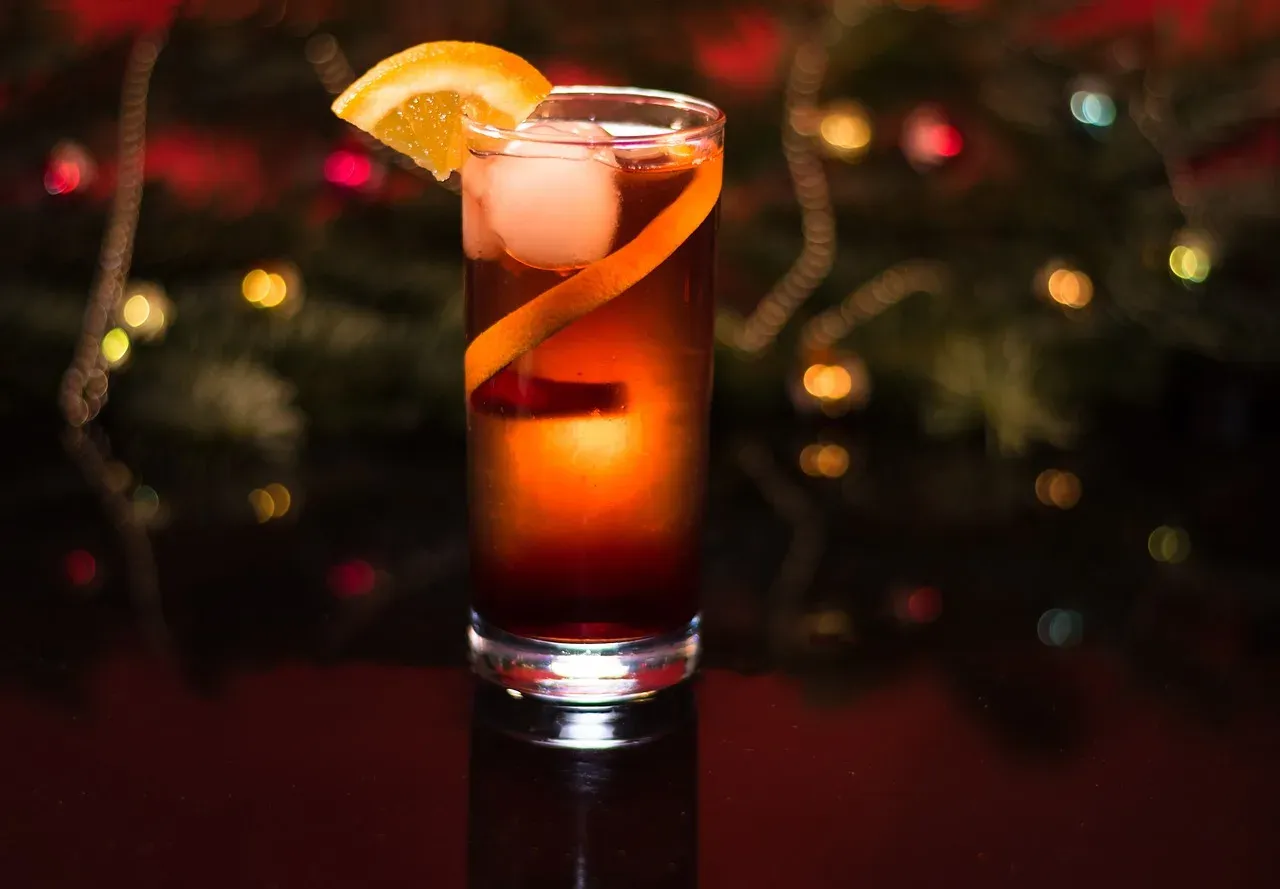 Jak pić Campari? Proste przepisy i kultowe koktajle