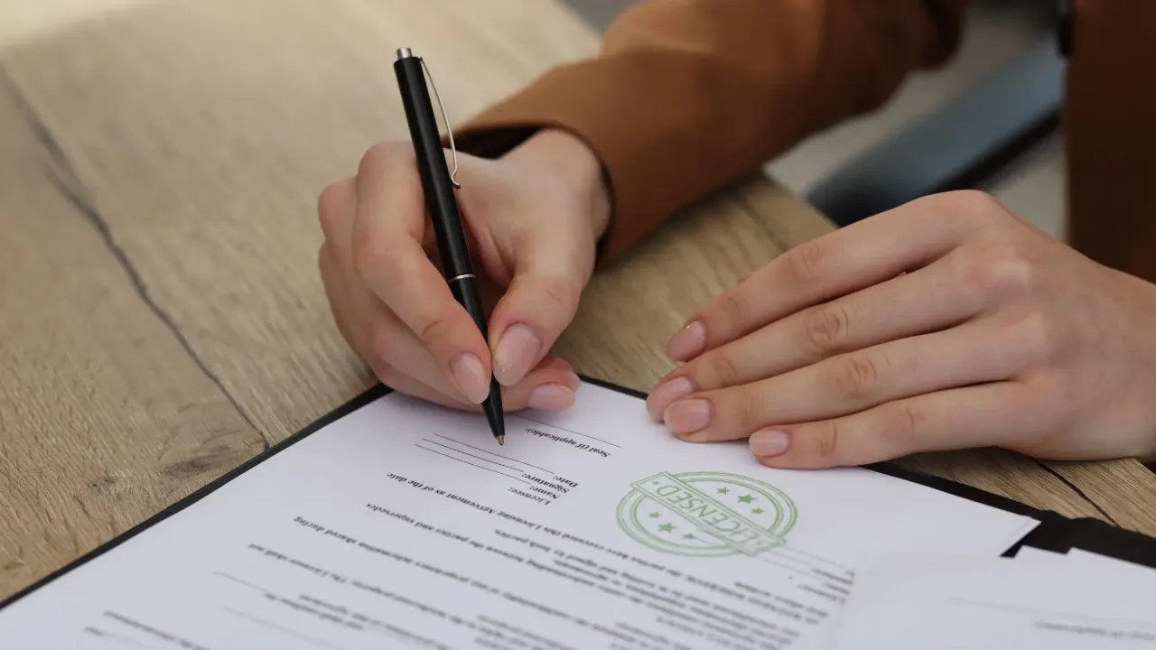 Licencja - Jak bezpiecznie podpisać umowę i uniknąć błędów? Licencja - Jak bezpiecznie podpisać umowę i uniknąć błędów?