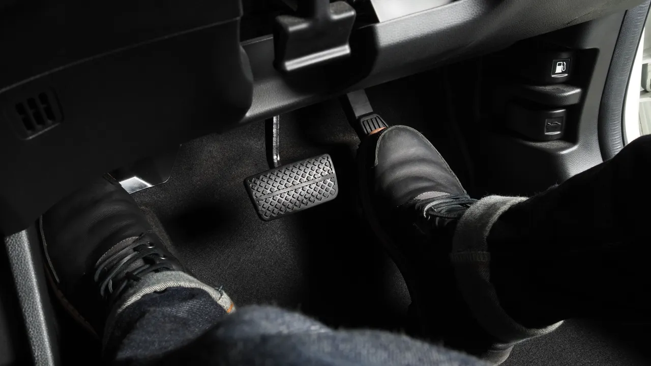 Jazda na półsprzęgle - kiedy pomaga, a kiedy niszczy auto? Jazda na półsprzęgle - kiedy pomaga, a kiedy niszczy auto?