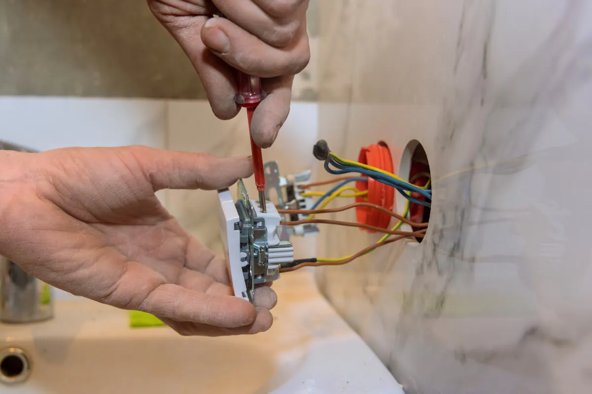 Montaż wtyczki elektrycznej - Bezpieczny poradnik krok po kroku Montaż wtyczki elektrycznej - Bezpieczny poradnik krok po kroku