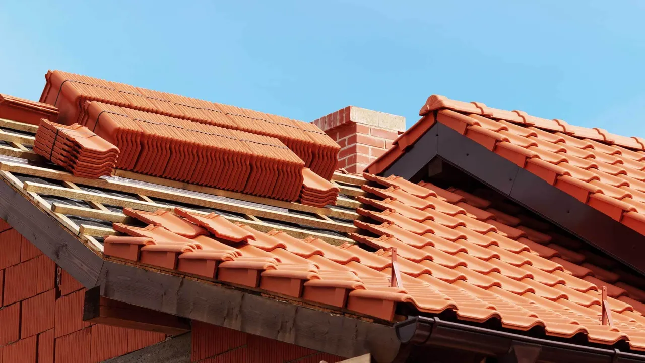 Ile kosztuje dachówka ceramiczna - Realny koszt dachu z montażem