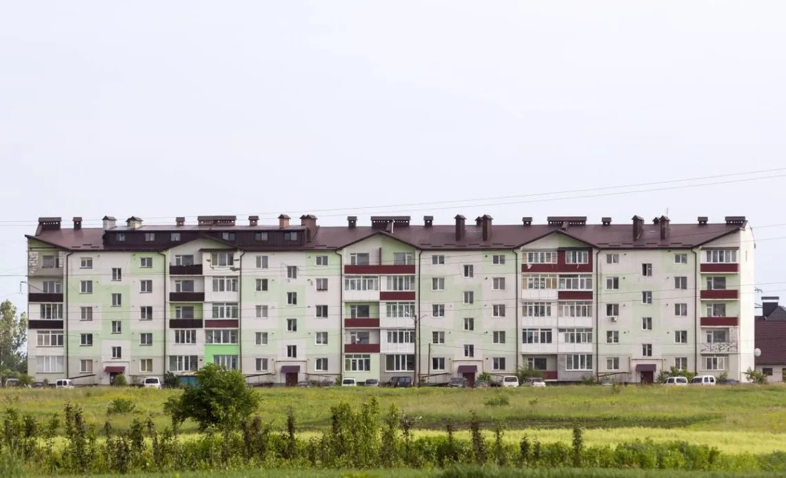 Ile kosztuje mieszkanie w bloku na wsi? Ceny, które zaskakują