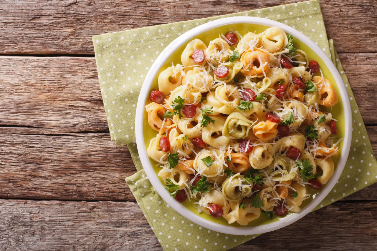 Jak zrobić sałatkę z tortellini, która zaskoczy Twoich gości