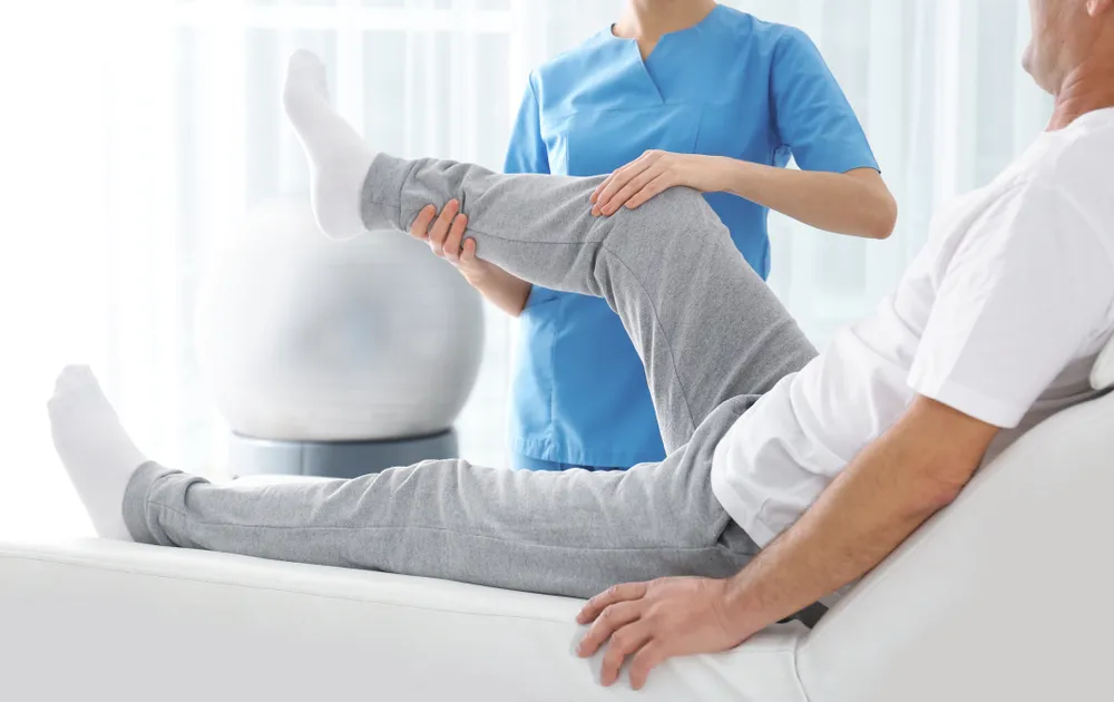 Fizjoterapeuta kto to? Poznaj jego rolę i różnice z rehabilitantem