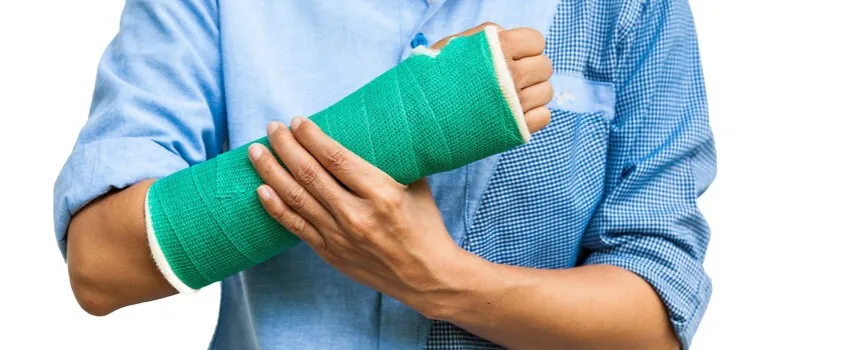 Złamana ręka – ile czasu trzeba nosić gips i co dalej?