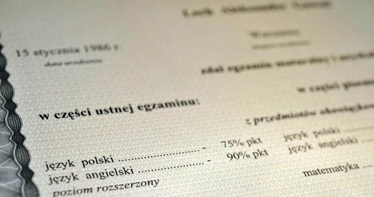 W jakim wieku pisze się maturę? Odkryj ważne różnice w szkołach