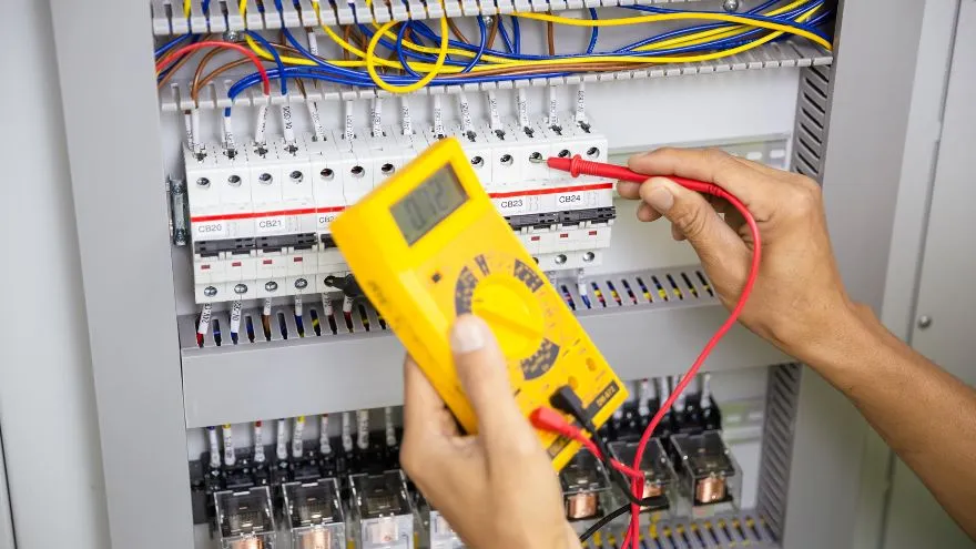 Co w rozdzielni elektrycznej? Kluczowe elementy i ich funkcje