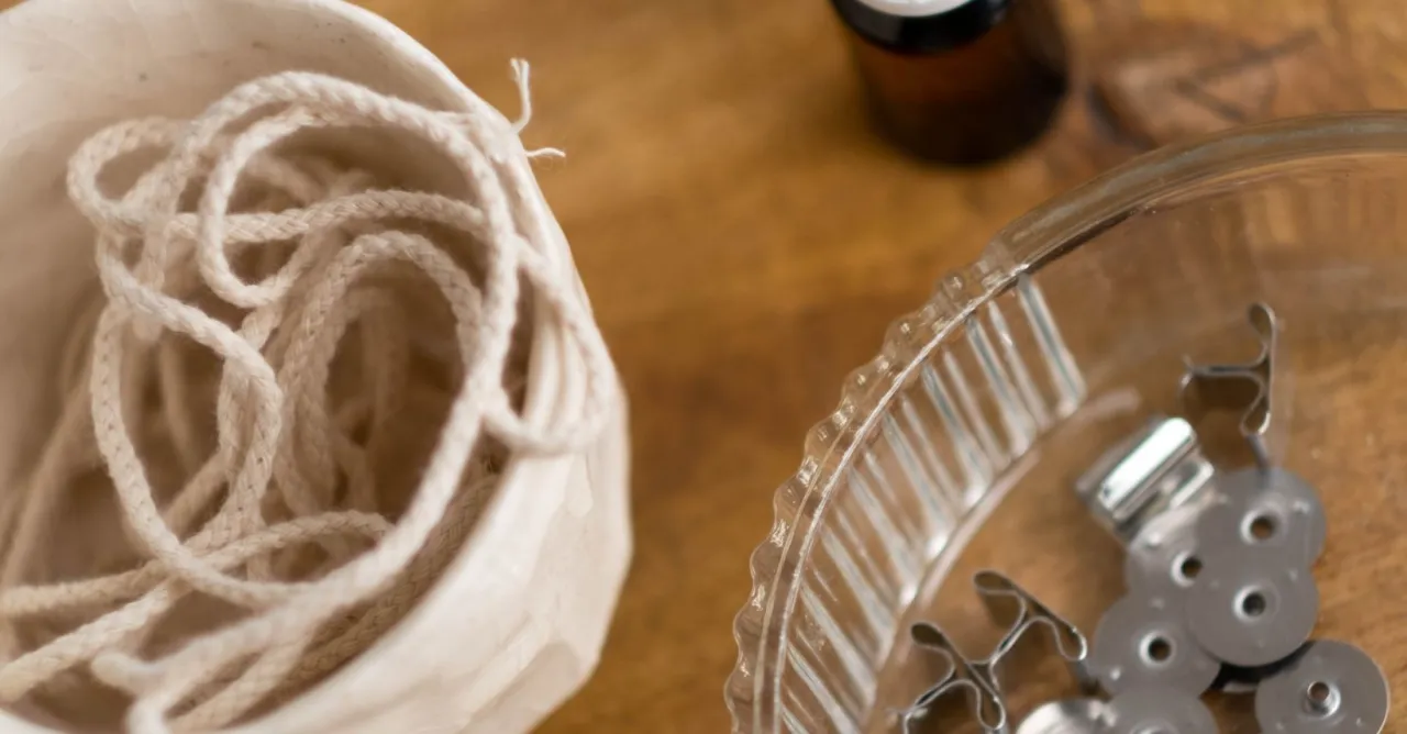 Jak zrobić knot do świec DIY? Prosty przewodnik krok po kroku Jak zrobić knot do świec DIY? Prosty przewodnik krok po kroku