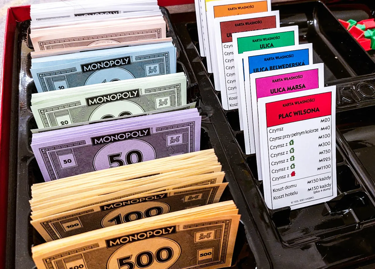 Ile kasy w Monopoly: poznaj nominały i zasady na start gry