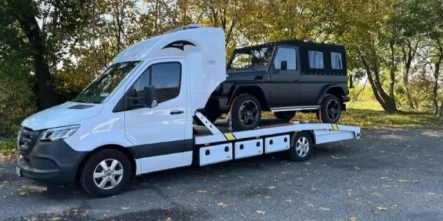 Ile kosztuje holowanie lawetą? Sprawdź, co wpływa na ceny usług