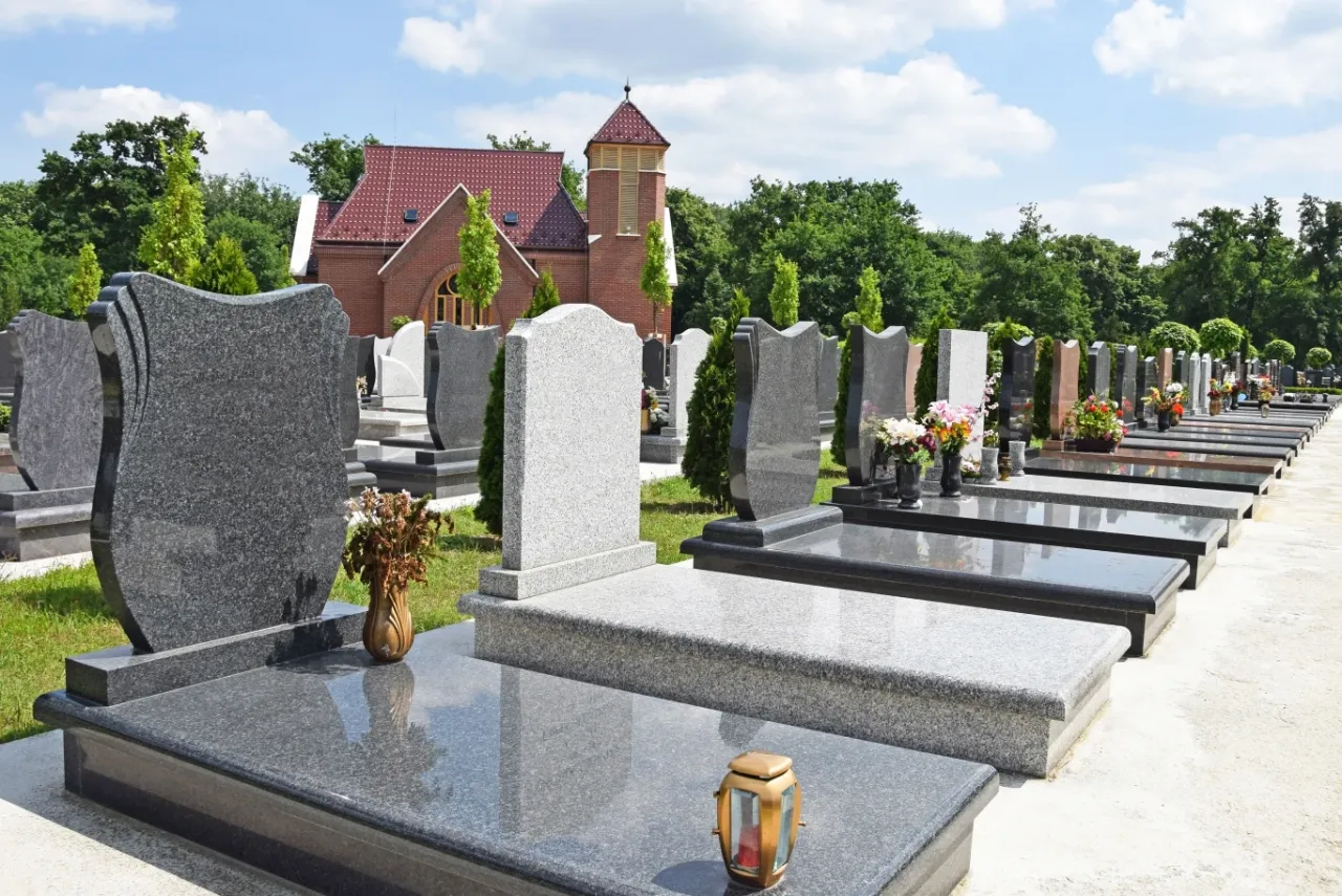 Ile kosztuje nagrobek? Cennik 2026 i uniknij ukrytych opłat
