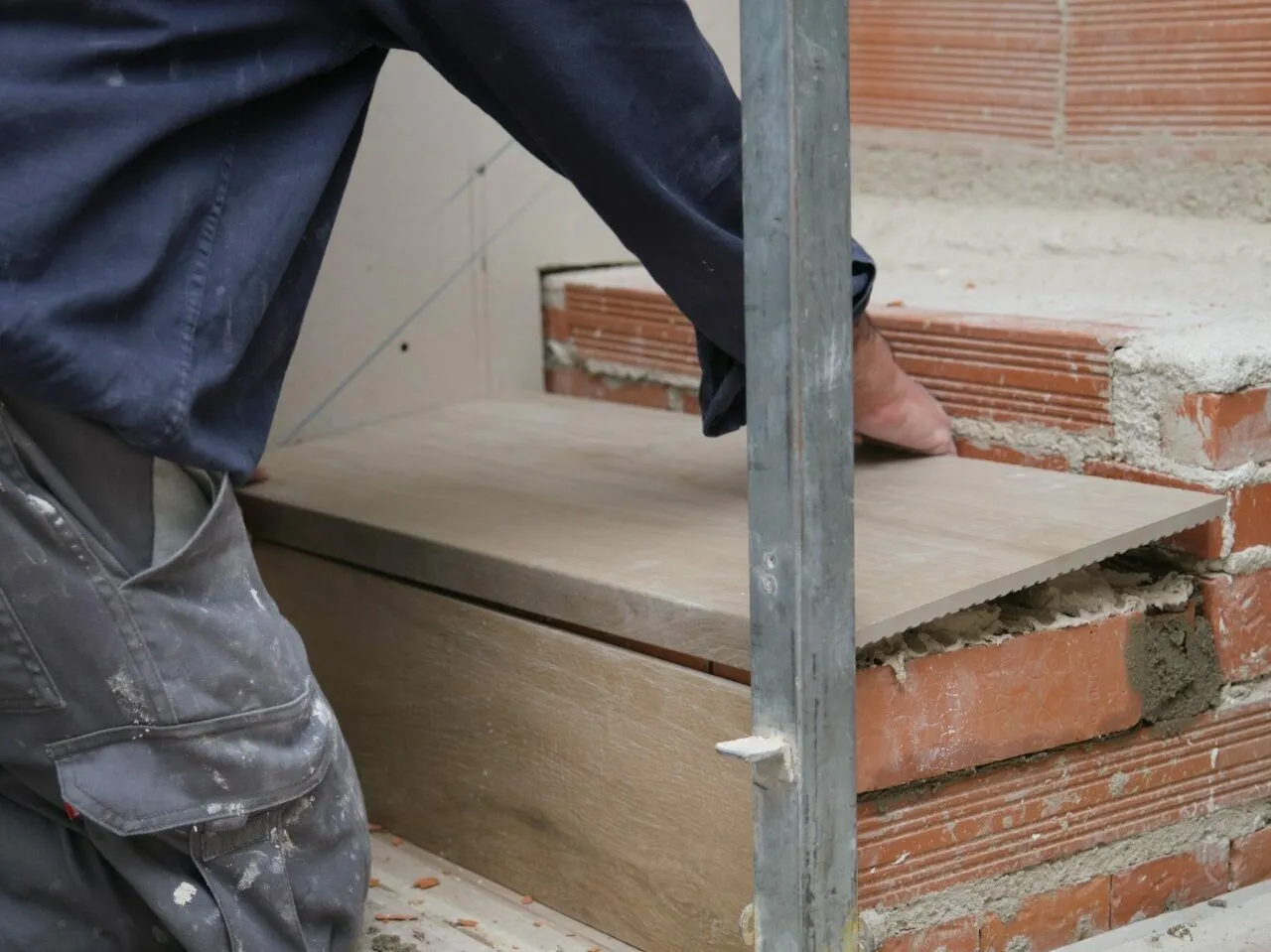 Cokół na schodach: Jaki wybrać i jak zamontować? Poradnik DIY