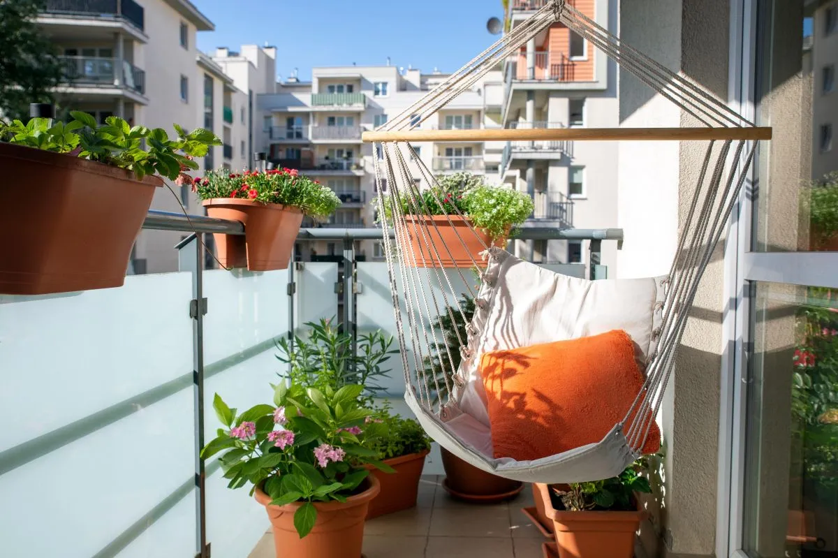 Jak zagospodarować długi wąski balkon i stworzyć przytulną przestrzeń Jak zagospodarować długi wąski balkon i stworzyć przytulną przestrzeń