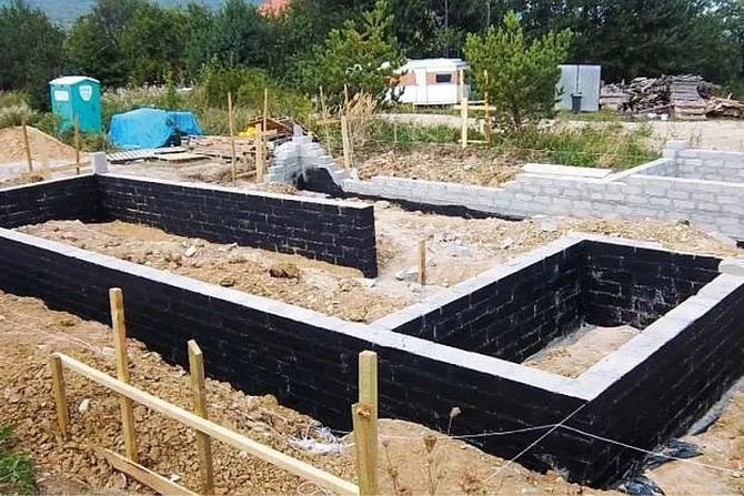 Jak uszczelnić przeciekający fundament: skuteczna naprawa krok po kroku Jak uszczelnić przeciekający fundament: skuteczna naprawa krok po kroku
