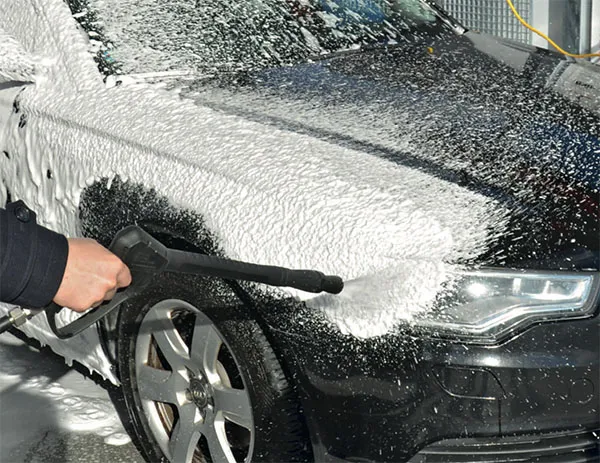 Jak myć auto na myjni bezdotykowej? Praktyczny przewodnik