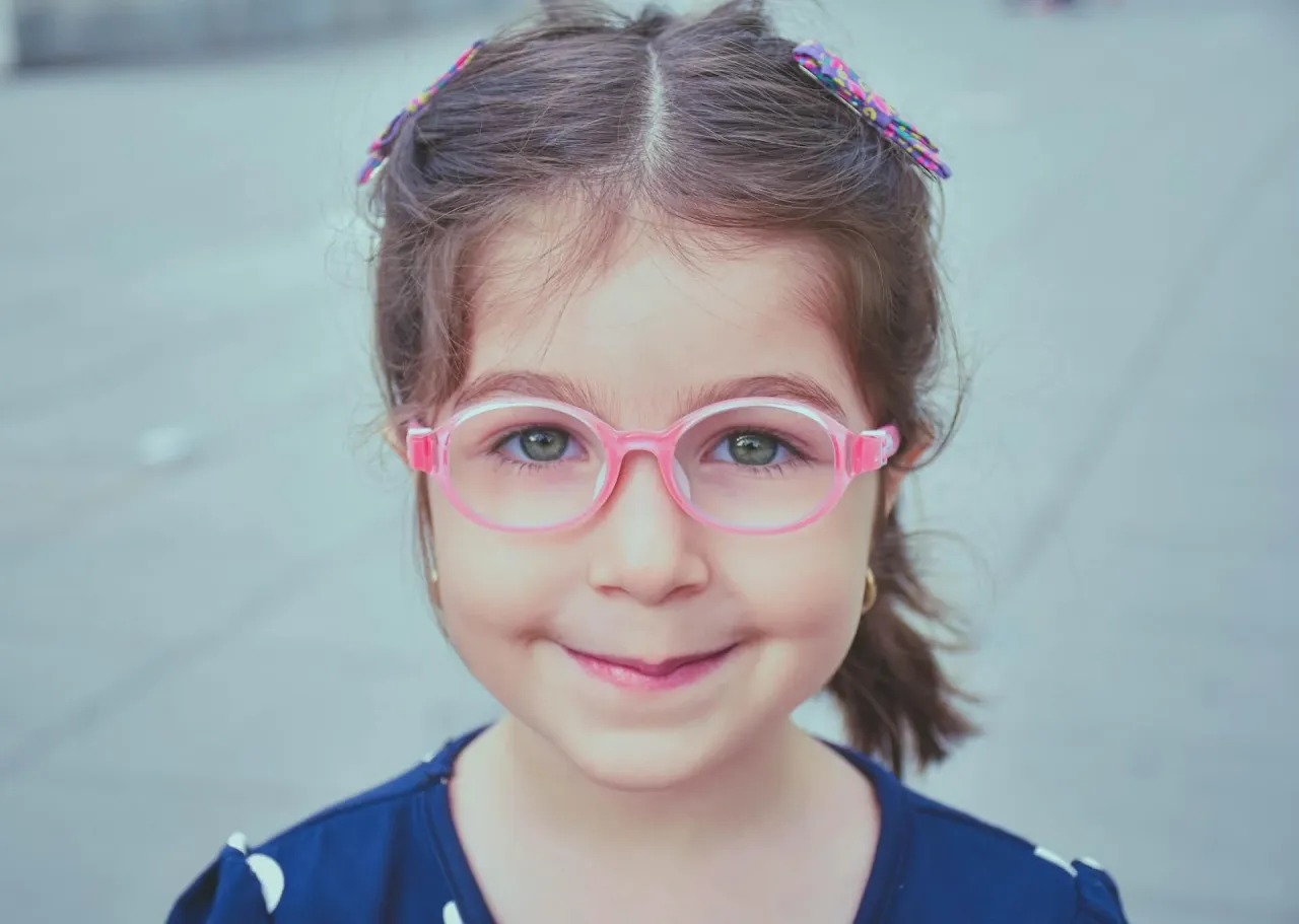 Mrużenie oczu u dziecka - kiedy to sygnał do wizyty u specjalisty? Mrużenie oczu u dziecka - kiedy to sygnał do wizyty u specjalisty?