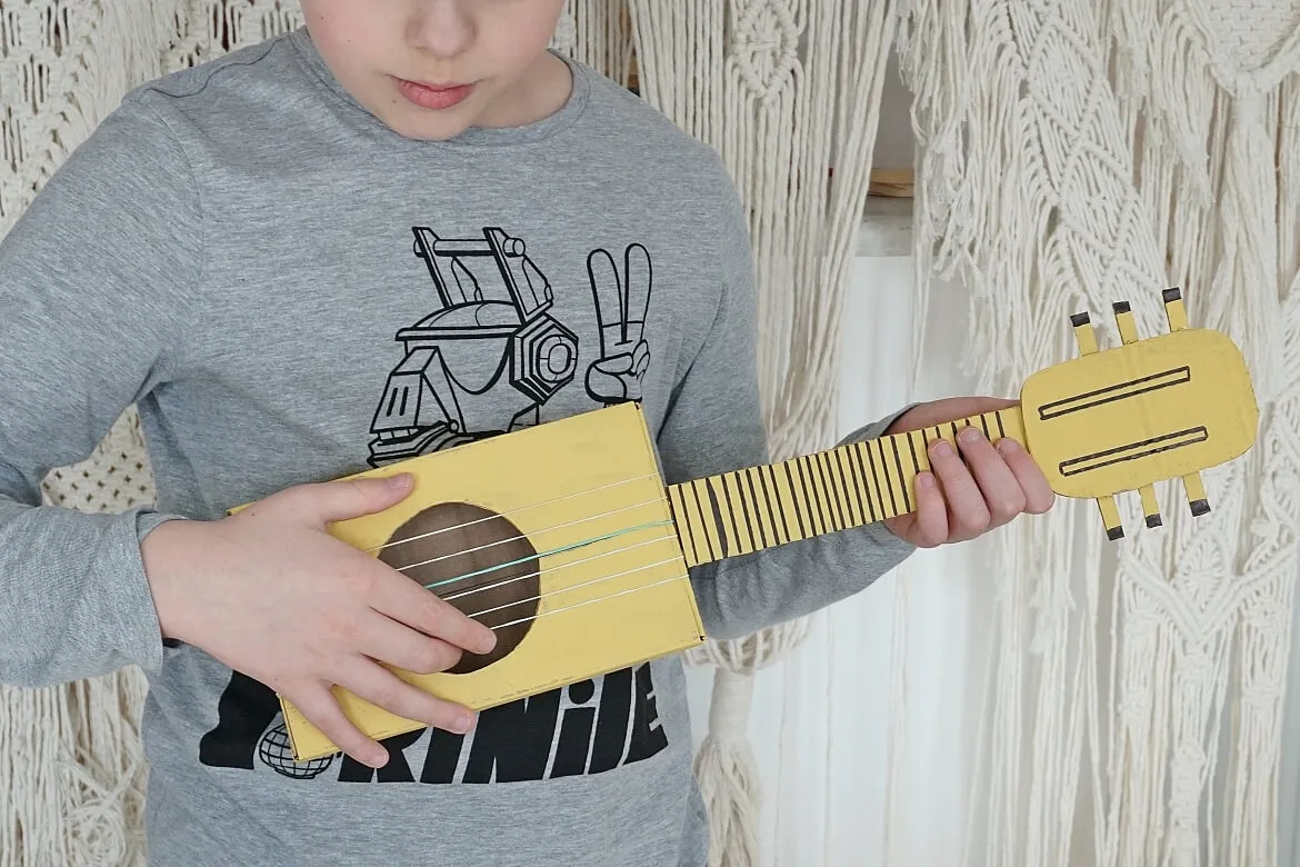 Jak zrobić gitarę z kartonu - prosty sposób na kreatywny projekt