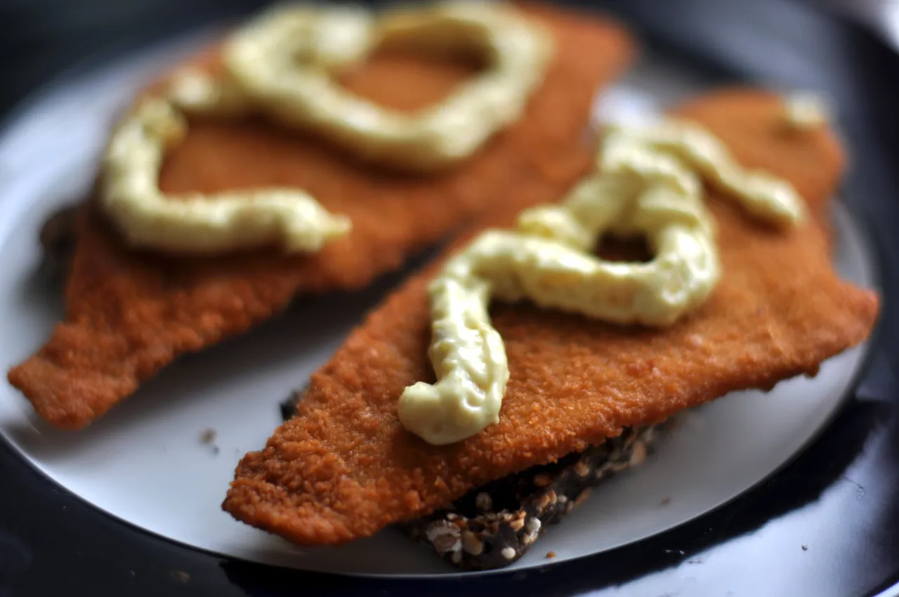 Idealny sos remulada? Zrób go sam! Przepis do ryb i hot dogów