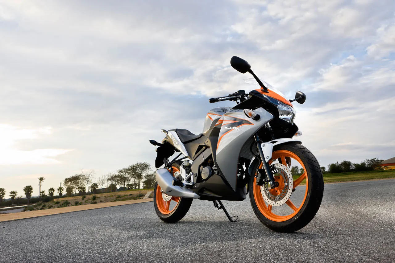 Pojemność baku Honda CBR 125 – Co musisz wiedzieć o paliwie?